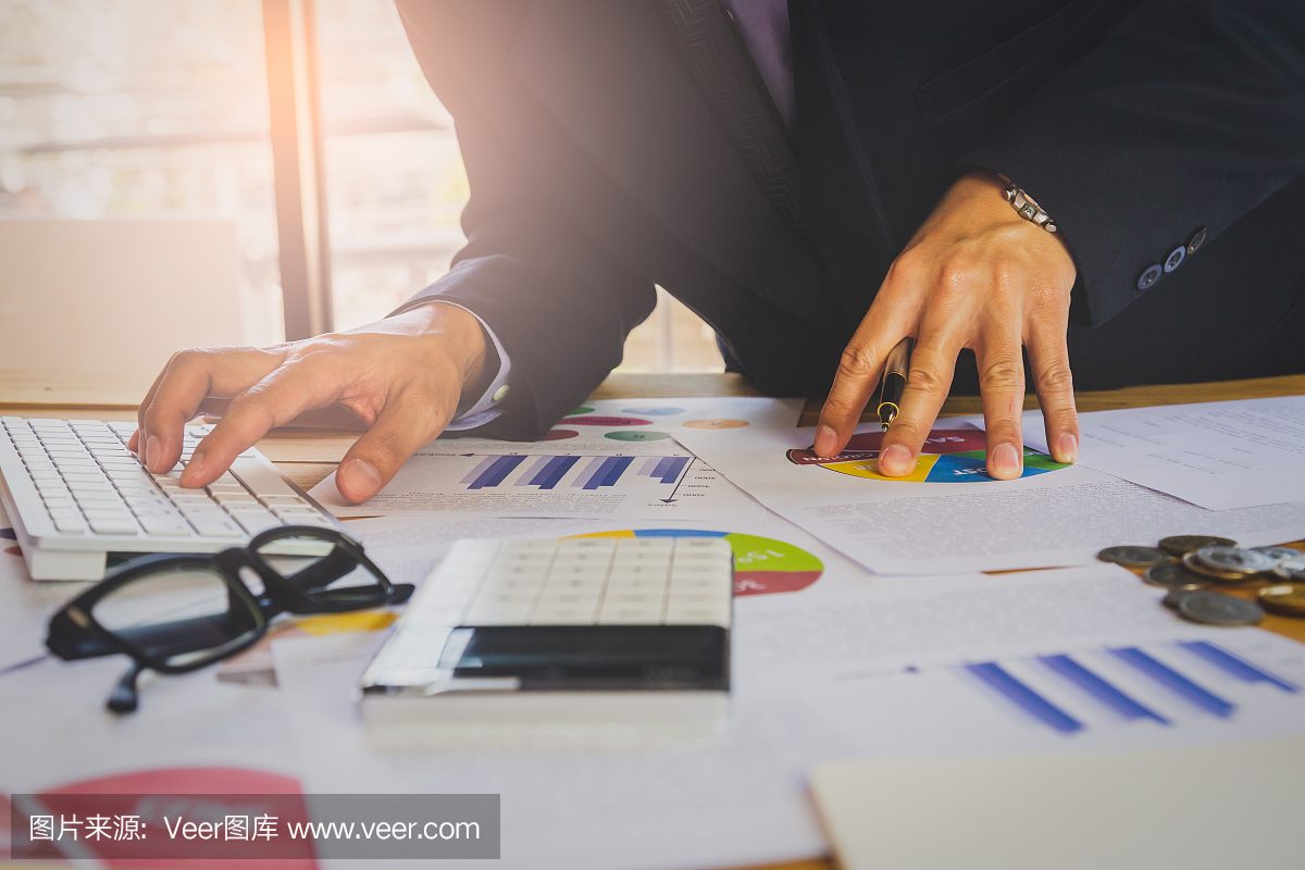 商人或会计工作计算器计算业务数据的概念。会计、投资顾问咨询财务报告的情况,并在办公室策划营销计划。